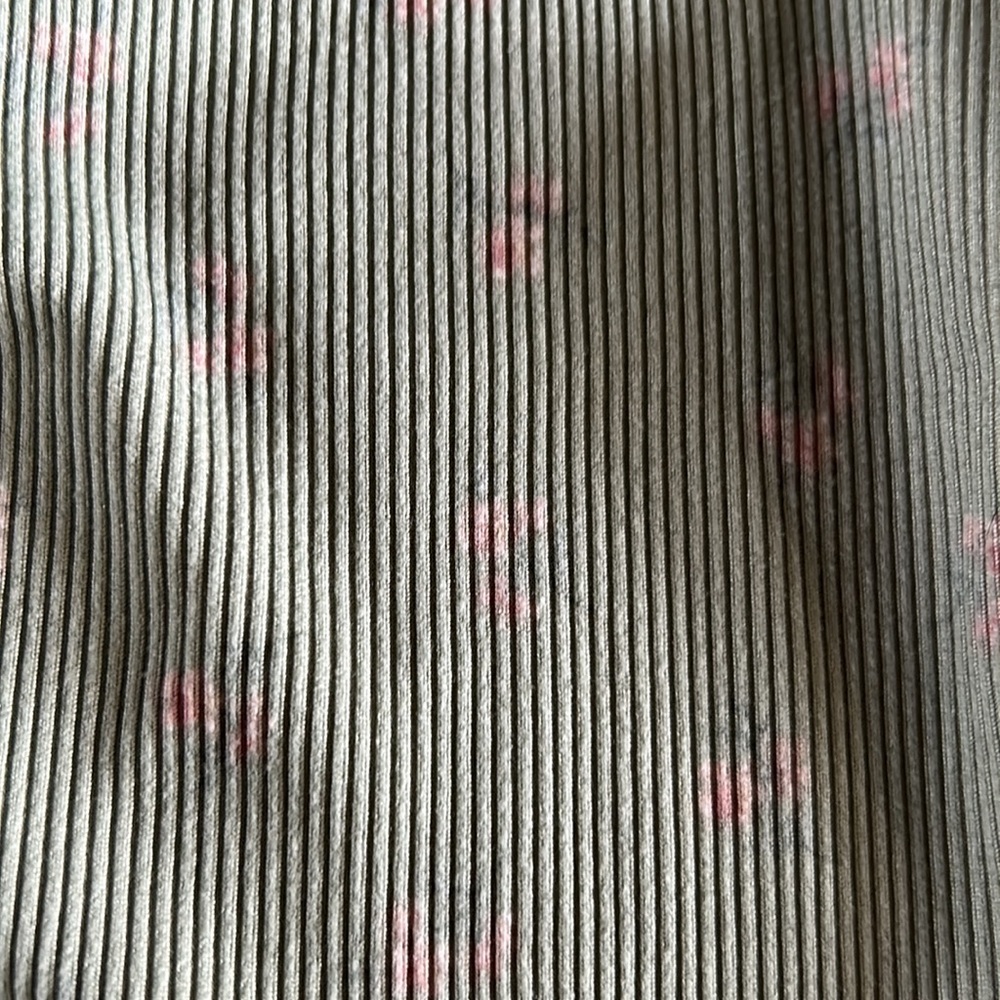Cute floral top Size Medium - Picture 2 of 2